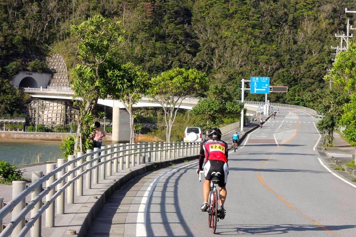 わんさか大浦パークを出てすぐに長い登りだ