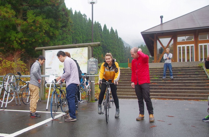 小雨の中のサイクリングで心配していたが「全く問題ない！」と駆け巡る3人にスタッフも開眼していた