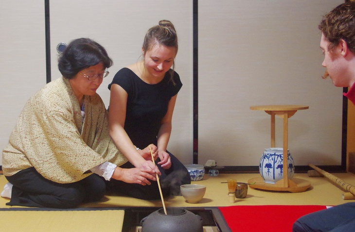 地元の小学生を受け入れているお寺で抹茶体験。足を崩してリラックスできる気さくな雰囲気でエリンさんも実際に抹茶を点ててみた