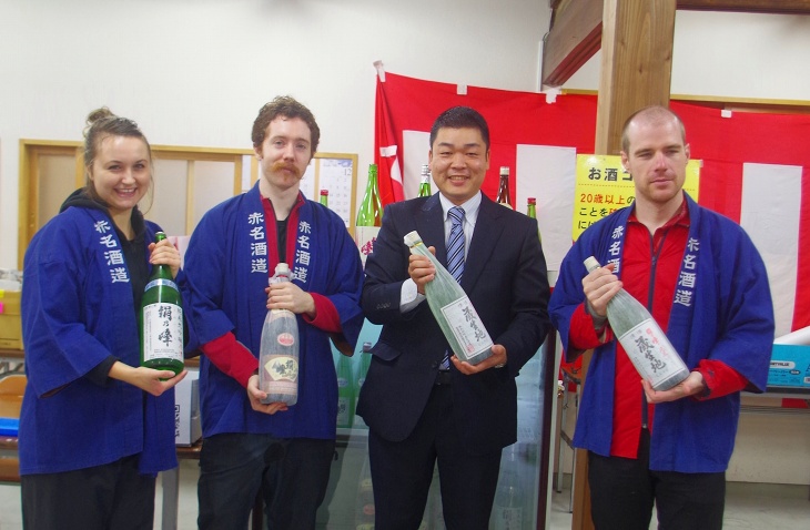 飯南産米100％の純米酒「絹乃峰」を製造する赤名酒造社長の三島崇暁さん（右から2番目）と記念撮影