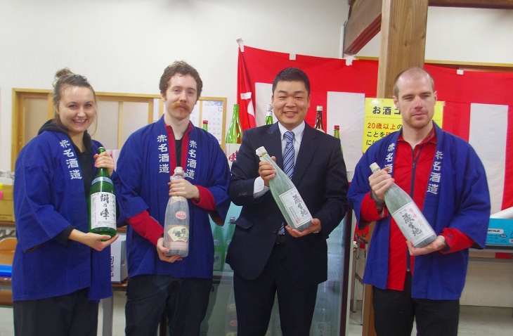 飯南産米100%の純米酒「絹乃峰」を製造する赤名酒造社長の三島崇暁さん(右から2番目)と記念撮影