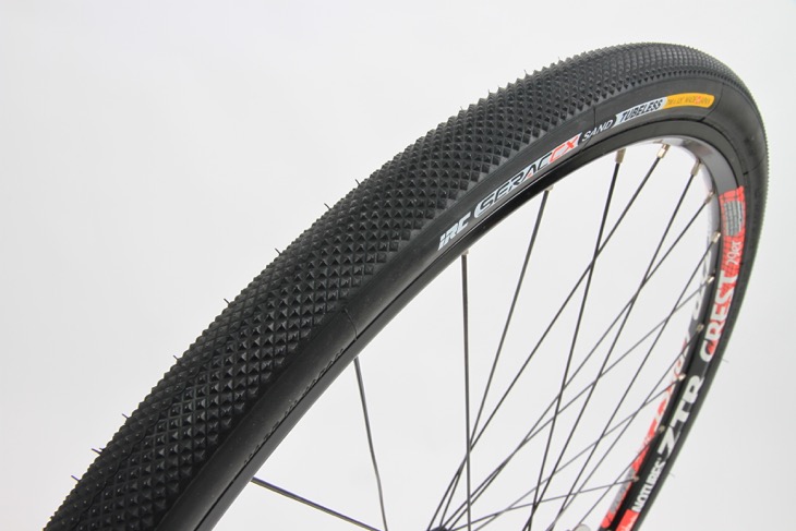 IRC SERAC CX SAND TUBLESS トレッドは全面が密なダイヤ目だ