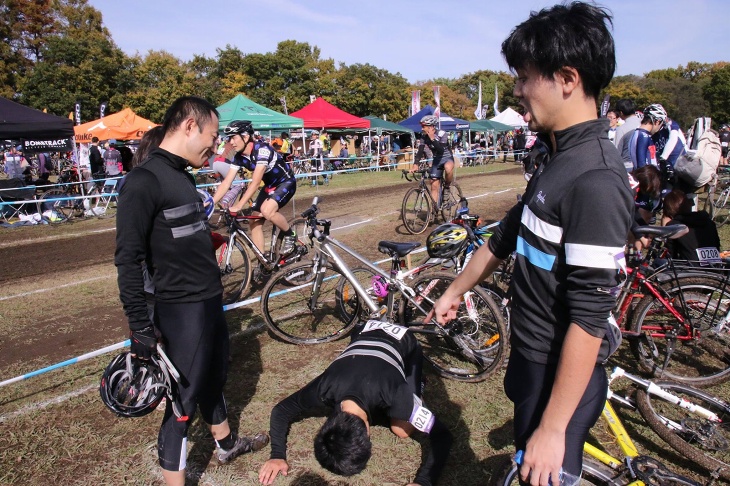 ホント、スンマセンッシタ!とばかりの土下座を決める安岡先輩と、追い打ちをかけようとするヘタレ藤原、仏のような優しさを発揮する細田さん