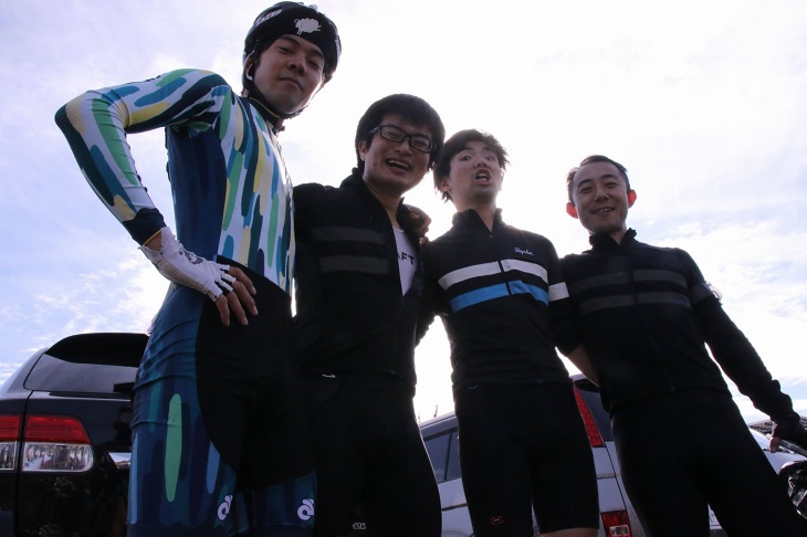 編集部チームと助っ人のハルオさん。なんだかんだで楽しく過ごせたバイクロアでした!