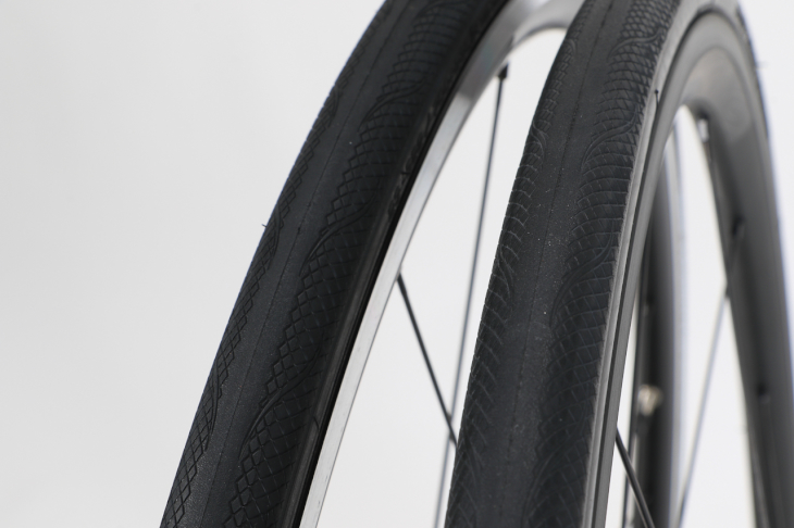 RUBINO PRO(左)とRUBINO PRO SPEED(右)の比較。ほぼ共通のトレッドパターンながらサイドパターンの切り欠きの深さが異なる