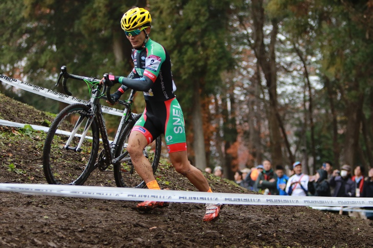 2位を走る中村龍太郎（SNEL CYCLOCROSS TEAM）