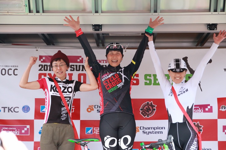 CL1表彰台。地元の林口ゆきえ(SNEL CYCLOCROSS TEAM)が優勝