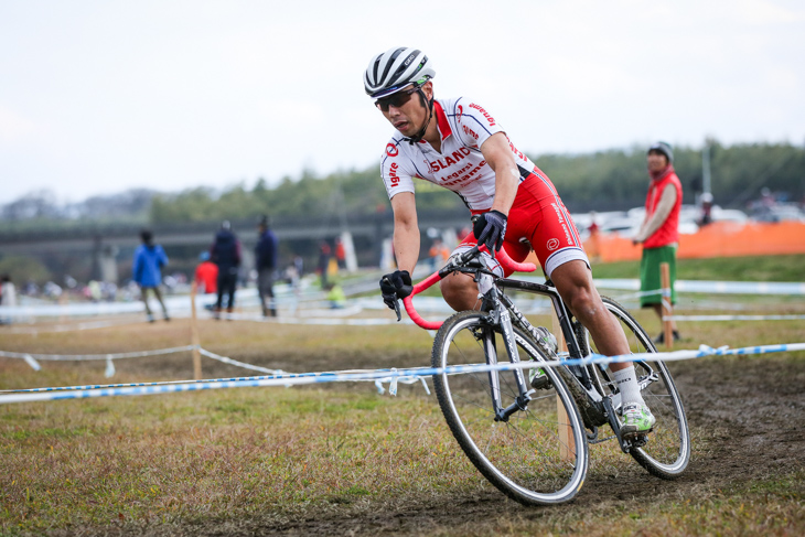 CM1　マスターズ選手権で優勝した筧五郎（56CYCLE）が先頭を走る