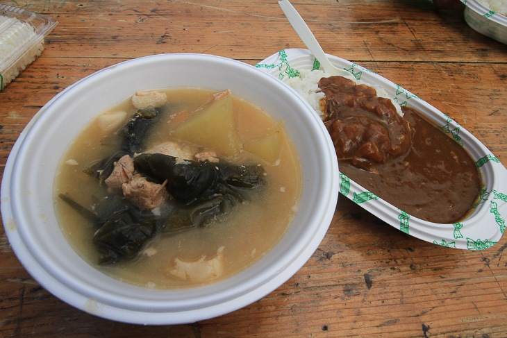 昼食は難路に備えて味噌汁とカレーでがっつり行きましょう！