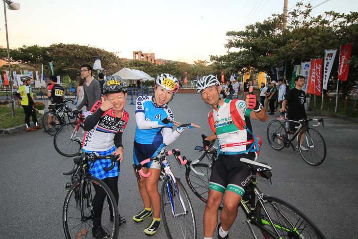 翌日レースに出るという白川ふみこさん(カミハギ)と、女子国際ロードに出る友人を応援するという高田みづきさん(Roman）と