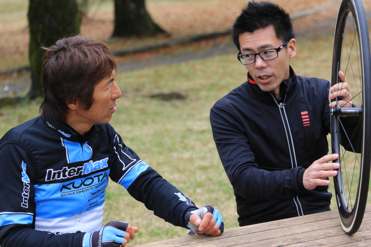 「コンパウンドに加え、ケーシングも大きく変化しています」とはヴィットリア・ジャパンの藤井隆士さん(右)