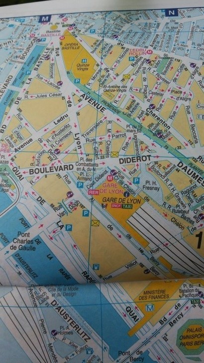 地図はモノプリ等スーパーでも売っています。Vと書いてあるのがヴェリブのステーション