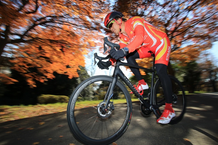 「S-Works Roubaix SL4 Discはキャリパー仕様に比べるとまるで別物のような剛性感へと変貌を遂げた」井上寿(ストラーダバイシクルズ)
