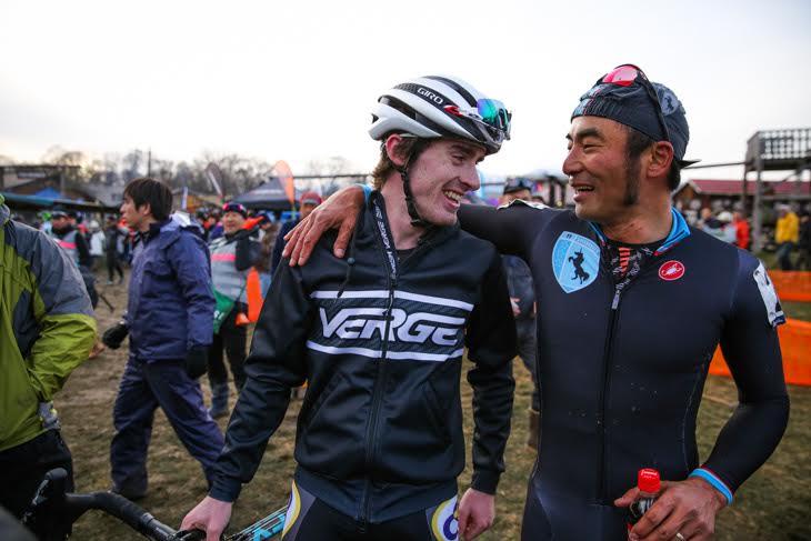 2日目に優勝したザック・マクドナルド(ストリームラインインシュランスサービス)と健闘を称え合う