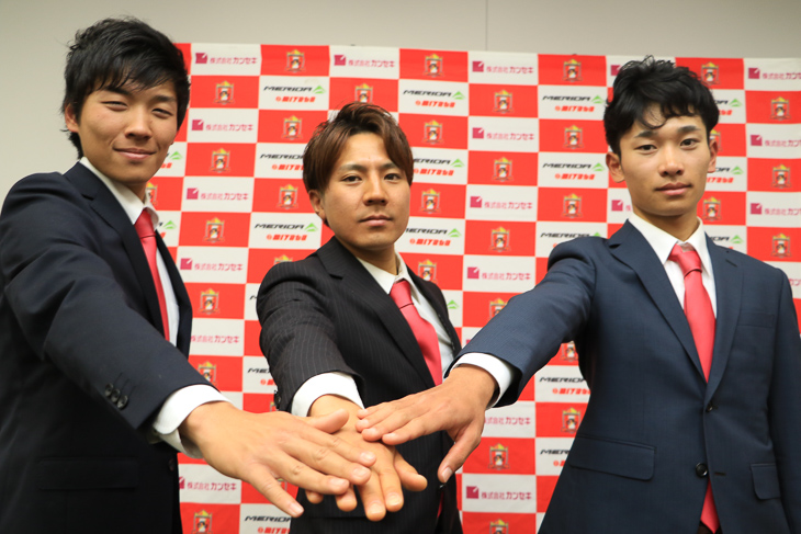 2016年に加入する小野寺玲（左)、飯野智行、雨澤毅明（右）