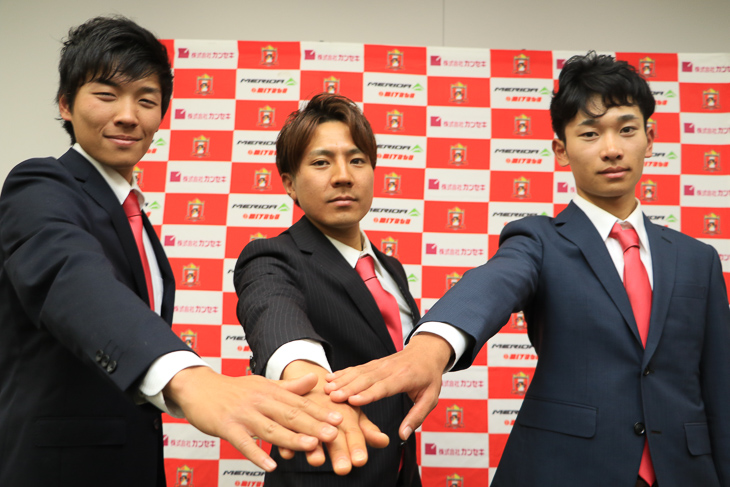 2016年に加入する小野寺玲(左)、飯野智行、雨澤毅明(右)