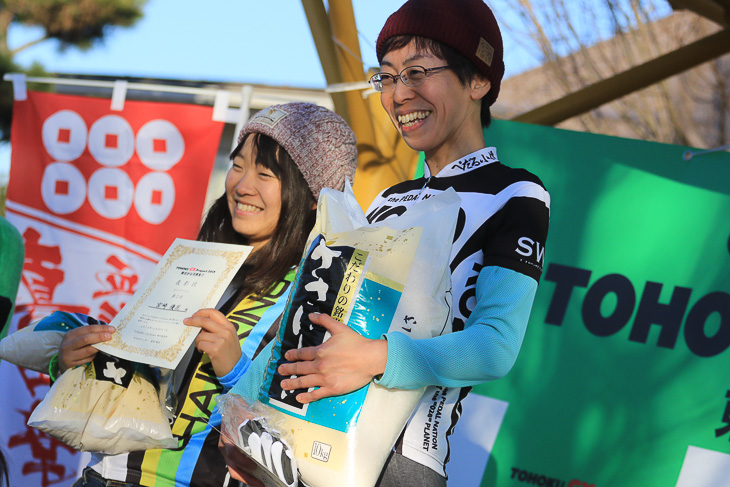 L1優勝は高橋 織江(PEDAL NATION)。お米10kgをもらってニッコリ