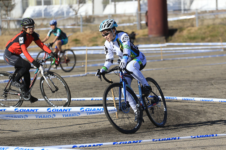 L2でCXデビューの水越ユカさん。1周めはなんと先頭を行く！