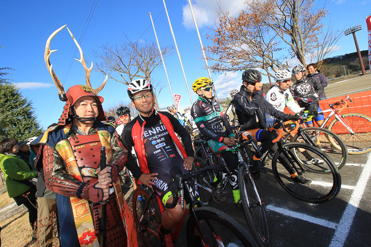 カテゴリー1のスタート。土井 雪広(チーム右京)に並ぶのは真田幸村公だ