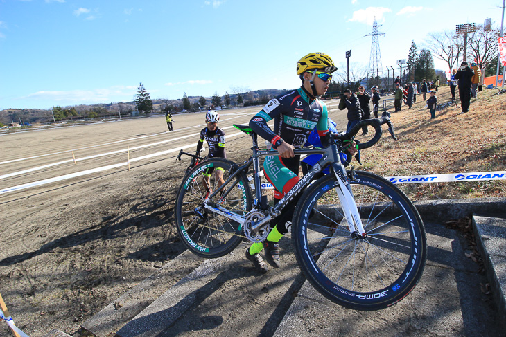 鈴木龍(SNEL)がリード。土井雪広(チーム右京)が続く