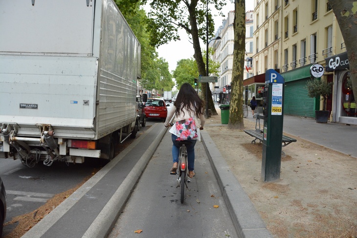 自転車専用レーンと車道ははっきり区切られています。