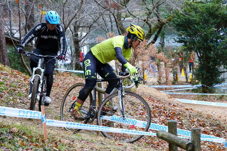 C4　桐野一道と2009年全日本MTB・DHチャンピオン向原健司の先頭争い