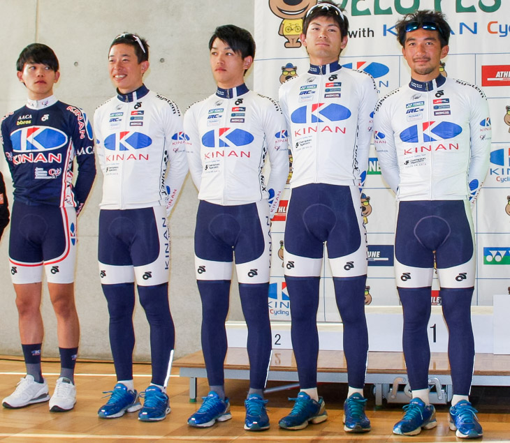 12月27日に発表された日本人選手5人。右から伊丹健治、野中竜馬、阿曽圭佑、中西重智、阿曽光佑
