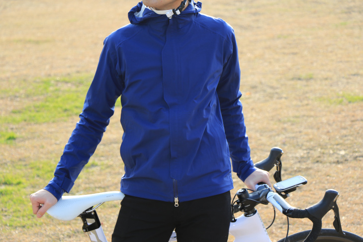 優れた機能性とデザイン性を兼ね備えるシティ用アウター Rapha Hooded