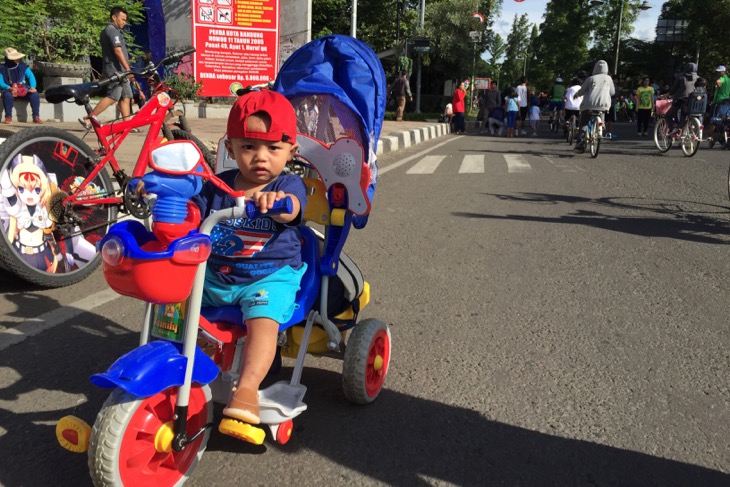 車が入ってこない道路だから、可愛い子供も安心して自転車の練習ができます