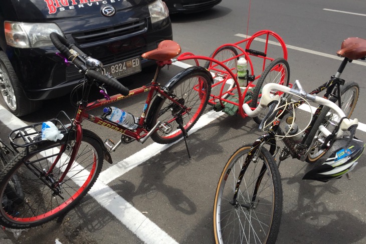 ご自慢のカーゴバイクたち。これで山に登りキャンプを楽しんでいるんだそうな