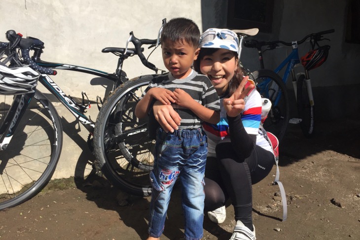 親切にもお友達のお友達(笑)が自転車を預かってくれることに。写真はその息子ちゃん