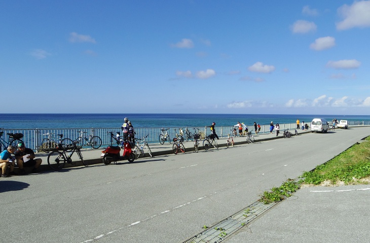 吸い込まれそうな青さの海と空