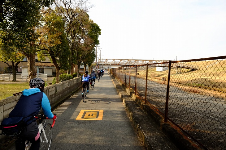 6kmにわたって信号が無く、車の往来が少ない「フェンス通り」