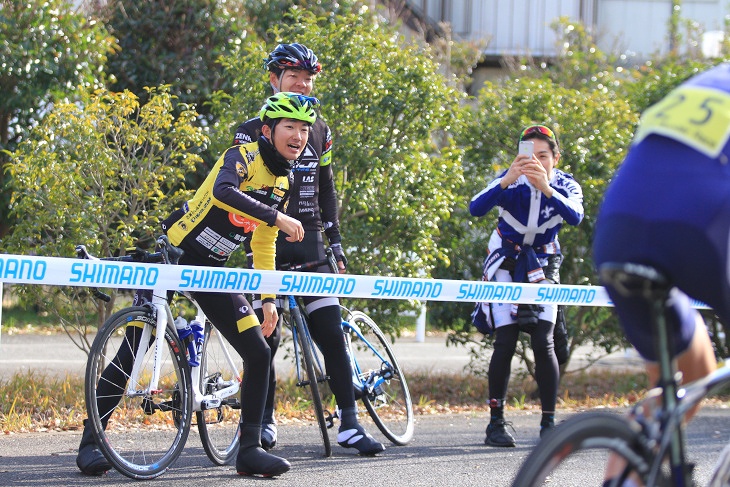 逃げる高木三千成選手に発破をかける岩井航太（那須ブラーゼン）