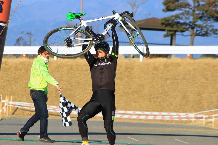 エンデューロで優勝したチーム「コバリンがスネル」の中村良平が喜びを爆発させる