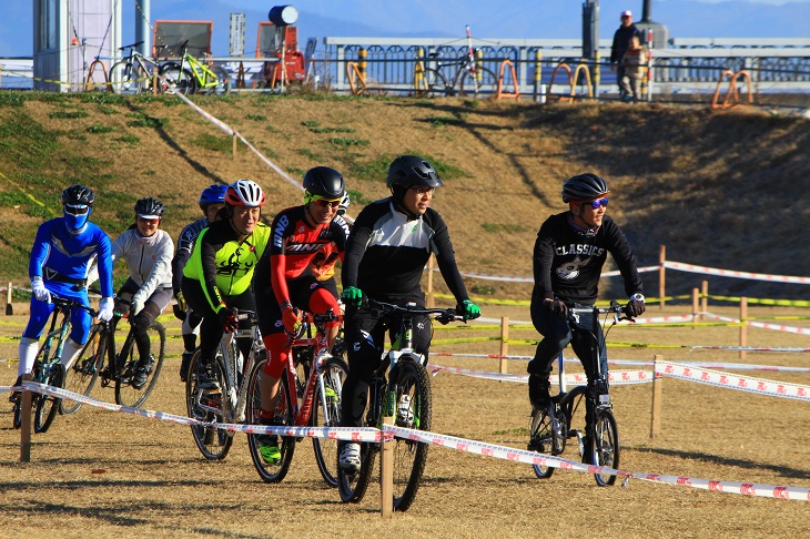 エンジョイクラスでは、シクロクロスだけでなくMTB、ミニベロ、ロードバイクが混走