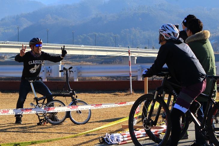 ブロンプトンを折りたたんで記念撮影※レース中です