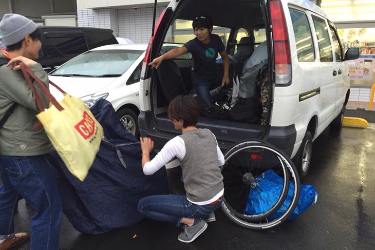 合流場所のコンビニ駐車場にて　この時すでに与えられた配役をこなしている感が