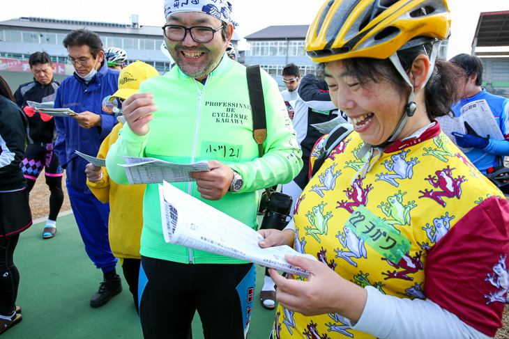 渡された出走表を見て、誰にしようかな?