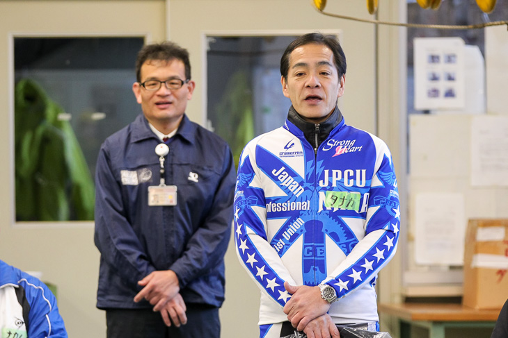 日本競輪選手会の田中祥之奈良支部長と奈良県営競輪場の岡田さん