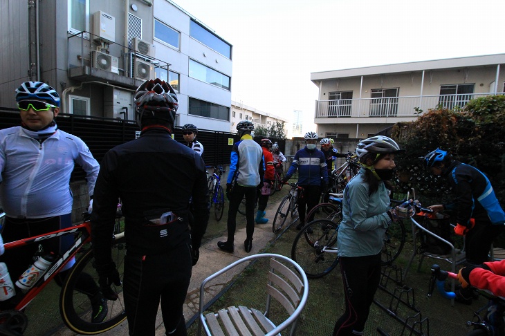 中庭においた自転車を引っ張りだしていく