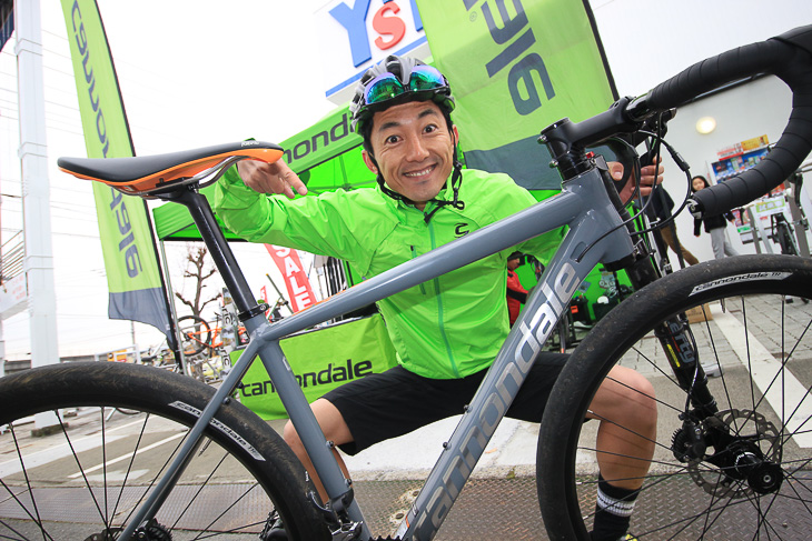 乗れば乗るだけ新しい発見があって、どんどん好きになっていくのがこのSLATEというバイクです!とカズさん