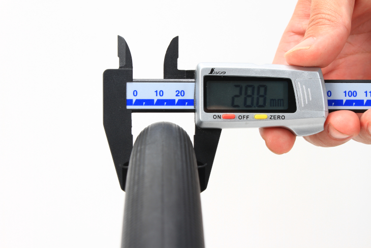 6Barを充填した際の実測幅は28.8mm(リム内幅は16.1mm)