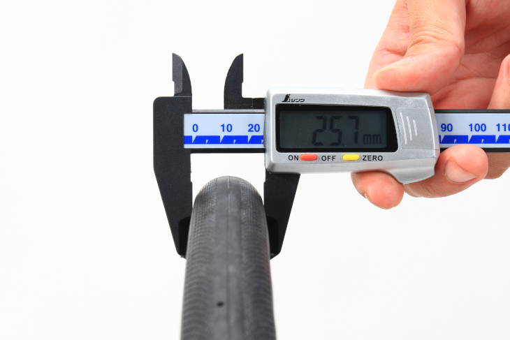 7Barを充填した際の実測幅は25.7mm(リム内幅は16.1mm)