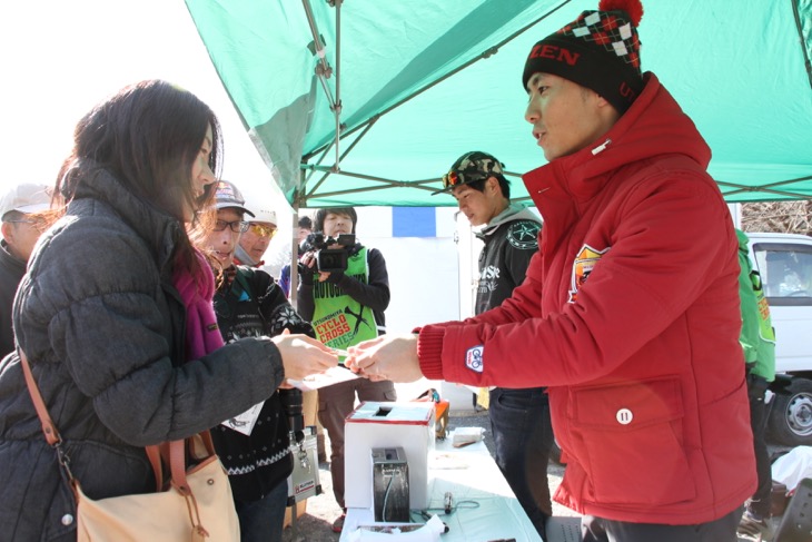 壮行サイン会でファンサービスを行う小坂光（宇都宮ブリッツェンシクロクロスチーム）と織田聖（Above Bike Store Cycle Club）