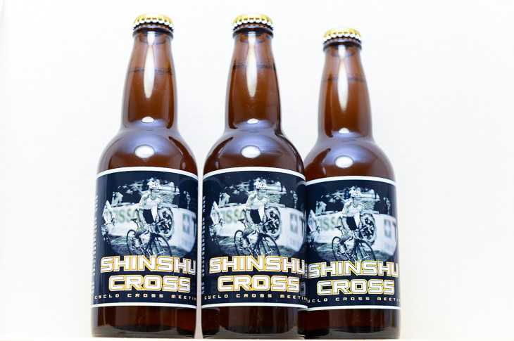 参加賞のシクロクロスレジェンドビール。会場となった地ビールレストラン「ROCK」とのコラボレーションによるもの photo: Yufta Omata