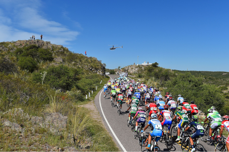 2つ目の2級山岳をこなすメイン集団。内陸部の131kmコースがこの日の舞台