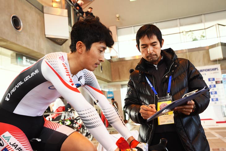レース後、浅田監督とラップタイムを検証する増田成幸(宇都宮ブリッツェン)