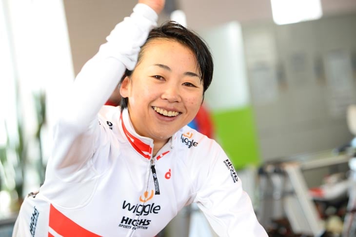アジア選手権個人TT女子エリート 喜びの表情を浮かべる優勝の萩原麻由子