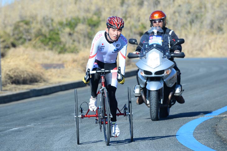 3輪自転車で走る、パラサイクリング男子T1-2の優勝者 小川睦彦